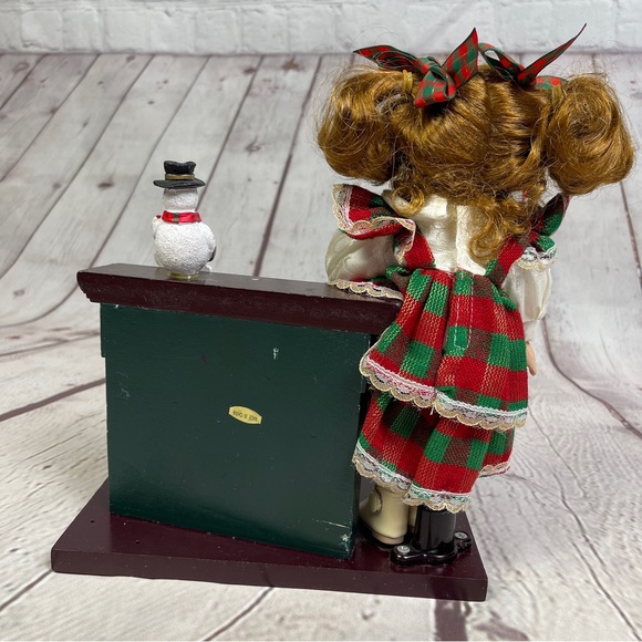 CLASSIC TREASURES Christmas collectible porcelain doll with fireplace and toys - Picture 6 of 7